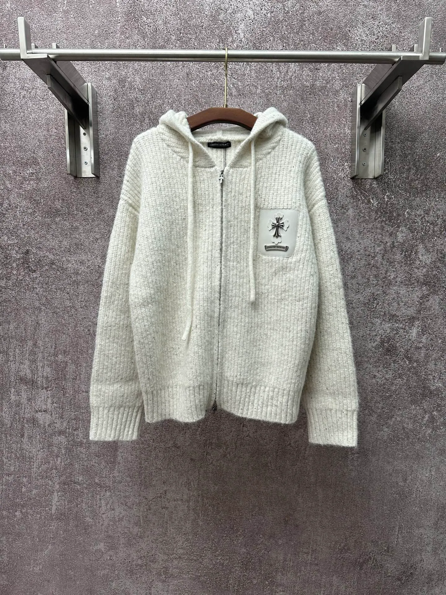 P640 Chrome25 new Chrome heart logo pocket wool knitted hooded jacket 100% wool blended fabric, soft and comfortable, super comfortable to wear! The front zipper design makes it easy to put on and take off, and the cross + metal nameplate embellishment on the chest gives it a full retro feel. Hooded + drawstring, practical and fashionable, can be easily worn in daily or street style in autumn and winter, warm and stylish!  Size: S M L